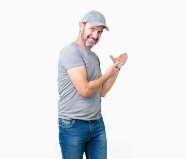 Yakışıklı orta yaş ağarmış komuta sizde izole arka plan açık el ile doğal gülümseyen girmek için davet üzerine Spor şapkası