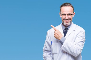 Orta yaş üst düzey ağarmış profesyonel adam izole arka neşeli bir gülümseme ile el ve parmak kadar kameraya bakarak yüzündeki mutlu ve doğal ifade ile yan ile işaret yüz üzerinden beyaz önlük giyiyor.