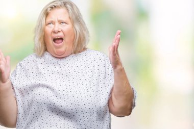 Kıdemli artı boyutu beyaz kadın izole arka plan çılgın ve kızgın bağırarak ve agresif ifade ve silah kaldırdı bağırıyordu. Hayal kırıklığı kavramı.