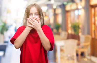 Genç güzel kız izole arka plan ağız hata için elleriyle kapsayan şok yüzünden. Gizli kavramı.