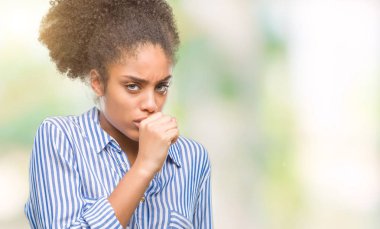 Duygu iyi ve soğuk veya bronşit için semptom olarak öksürük izole arka plan üzerinde genç afro Amerikalı kadın. Sağlık kavramı.