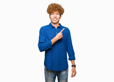 Genç yakışıklı zarif adam neşeli bir gülümseme ile el ve parmak kadar yan yüzünde mutlu ve doğal ifade ile işaret yüz afro saçlı