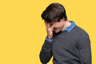 Genç yakışıklı zarif adam üzgün ifade yüz eller ile ağlayarak süre kapsayan ile izole arka plan üzerinde. Depresyon kavramı.