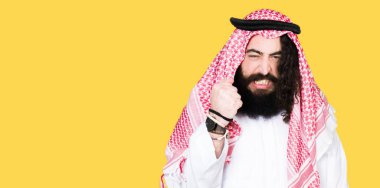 Geleneksel keffiyeh eşarp öfkeli ve sinirli sinirli ve öfke ile bağırarak süre öfkeli yumruk yükselterek uzun saçlı Arap iş adamı. Öfke ve agresif kavramı.