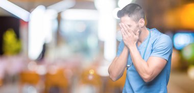 Yakışıklı genç cerrah adam üzgün ifade yüz eller ile ağlayarak süre kapsayan ile izole arka plan üzerinde doktor. Depresyon kavramı.