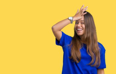 Genç güzel esmer kadın izole arka kafasına hata için el ile sürpriz üzerinde mavi t-shirt giyen hata hatırlıyorum. Unuttum, kötü bellek kavramı.