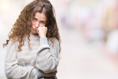 Düşünme izole arka plan bakmaktan kış kazak giyen güzel esmer kıvırcık saçlı Genç kız yorgun ve sıkılmış çapraz silah depresyon sorunları ile.