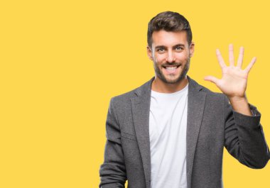 Genç yakışıklı iş adamı gösterilen ve parmakları ile işaret izole arka plan üzerinde beş kendinden emin ve mutlu gülümseyerek iken numara.