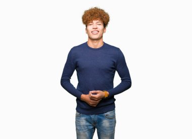 Yakışıklı delikanlı afro saç el ele tutusun ve parmakları ile rahat ve neşeli gülümseyen geçti. Başarı ve iyimser