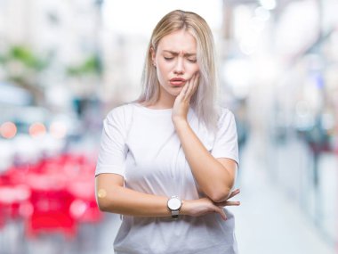 Sarışın genç kadın acı ifadesi ile el ile ağız diş ağrısı veya dişlerde dişlerle ilgili hastalık nedeniyle dokunmadan izole arka plan üzerinde. Diş hekimi kavramı.