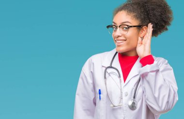 Genç afro Amerikalı doktor kadın bir işitme söylenti ya da dedikodu için dinleme kulak üzerinde el ile gülümseyen izole arka plan yüzünden. Sağırlık kavramı.