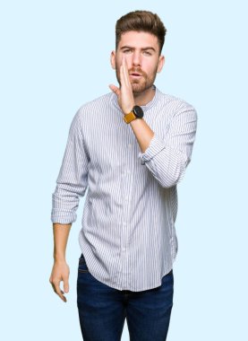 Yakışıklı delikanlı elini ağzına kötü amaçlı konuşma konuşma fısıldayan gizli söylenti söylüyor