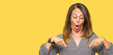 Reklam, sürpriz yüz ve açık ağız gösterilen güzel orta yaş iş kadını ile aşağı işaret parmak