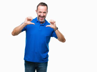 Orta yaş ağarmış komuta sizde yüzünde gülümseme ile kendinden emin görünüyorsun, kendini gururlu ve mutlu parmakları ile işaret izole arka plan üzerinde.