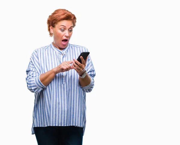 Atrractive Senior Kaukasiska Rödhårig Kvinna Textning Med Smartphone Isolerade Bakgrund — Stockfoto