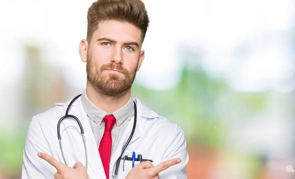 Νεαρός Γιατρός Όμορφος Άνθρωπος Φορώντας Ιατρική Παλτό Κατάδειξης Και Στις — Φωτογραφία Αρχείου
