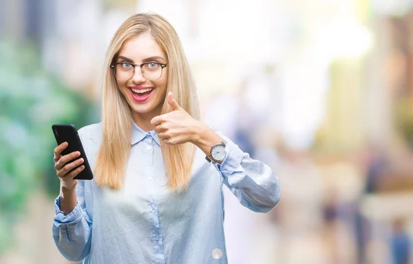 Genç Güzel Sarışın Kadını Smartphone Üzerinde Kullanma Işareti Başparmak Ile — Stok fotoğraf