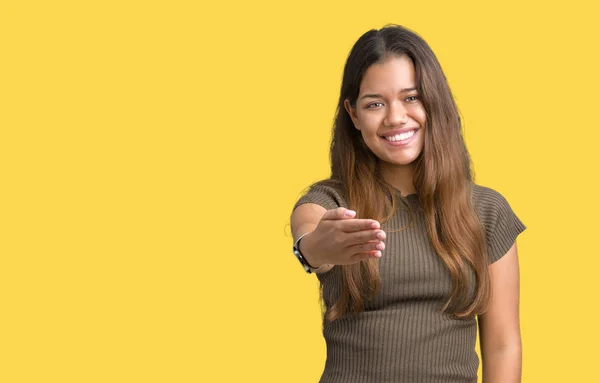 Jovem Bela Mulher Morena Sobre Fundo Isolado Sorrindo Amigável Oferecendo — Fotografia de Stock