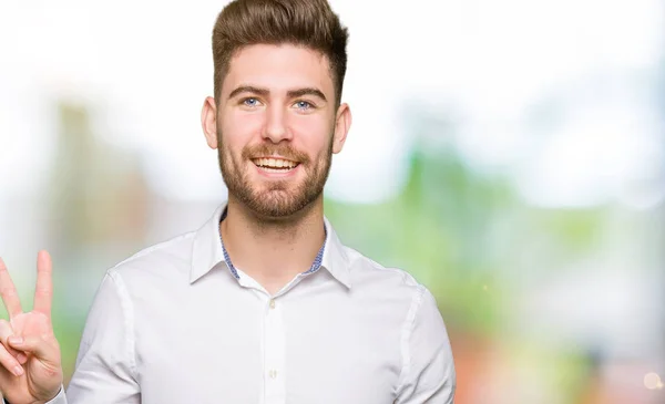 Junger Gutaussehender Geschäftsmann Zeigt Mit Fingern Nummer Zwei Nach Oben — Stockfoto