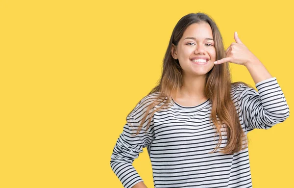 Joven Mujer Morena Hermosa Con Rayas Suéter Sobre Fondo Aislado — Foto de Stock