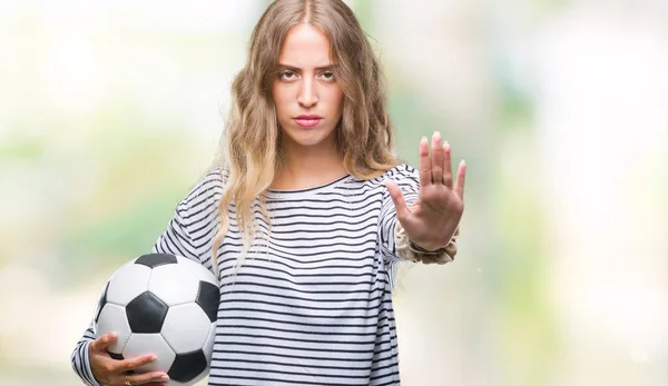 Красивая Молодая Блондинка Держит Футбольный Мяч Изолированном Фоне Открытой Рукой — стоковое фото