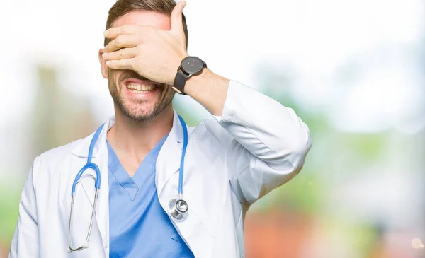 Knappe Dokter Man Medische Uniform Dragen Geïsoleerde Achtergrond Glimlachen Lachen — Stockfoto