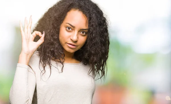 Jeune Belle Fille Aux Cheveux Bouclés Portant Pull Décontracté Souriant — Photo