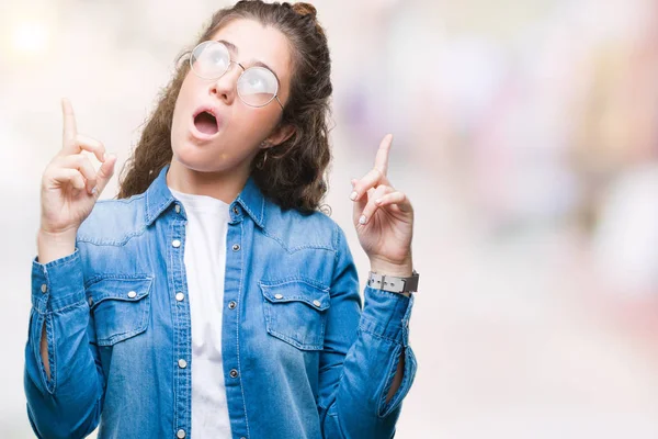 Krásná Mladá Brunetka Kudrnaté Vlasy Dívka Která Nosí Brýle Izolované — Stock fotografie