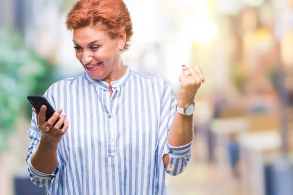 Atrctive Senior Kaukasischen Rothaarige Frau Smartphone Sms Über Isolierten Hintergrund — Stockfoto