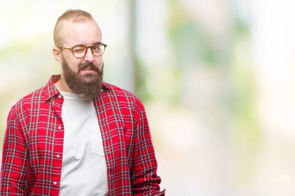 Giovane Uomo Hipster Caucasico Indossa Occhiali Sfondo Isolato Ammiccando Guardando — Foto Stock