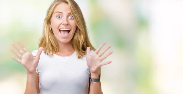 Hermosa Mujer Joven Con Camiseta Blanca Casual Sobre Fondo Aislado — Foto de Stock