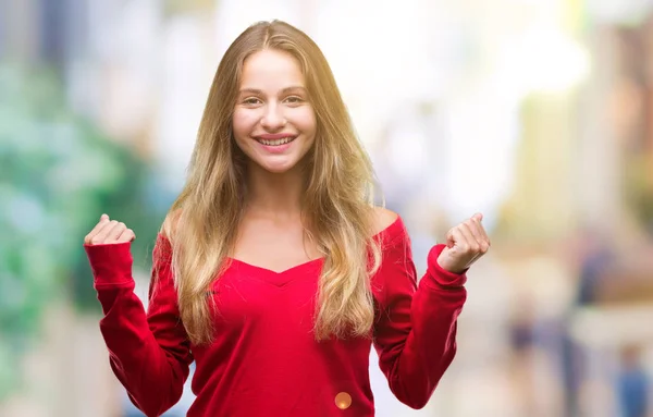 Giovane Bella Donna Bionda Indossa Maglione Rosso Sfondo Isolato Celebrando — Foto Stock