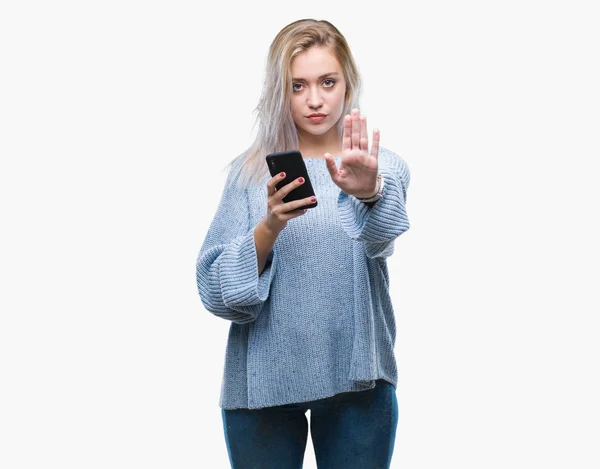 Νεαρή Ξανθιά Γυναίκα Γραπτών Μηνυμάτων Στέλνοντας Μήνυμα Χρησιμοποιώντας Smartphone Πέρα — Φωτογραφία Αρχείου