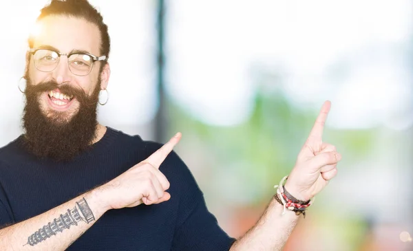 Joven Hipster Hombre Con Pelo Largo Barba Con Gafas Sonriendo —  Fotos de Stock