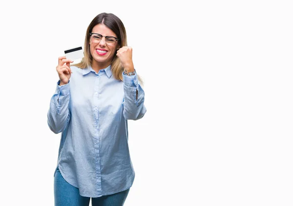 Jovem Mulher Negócios Bonita Segurando Cartão Crédito Sobre Fundo Isolado — Fotografia de Stock