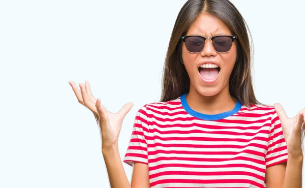 Junge Asiatische Frau Mit Sonnenbrille Über Isoliertem Hintergrund Verrückt Und — Stockfoto