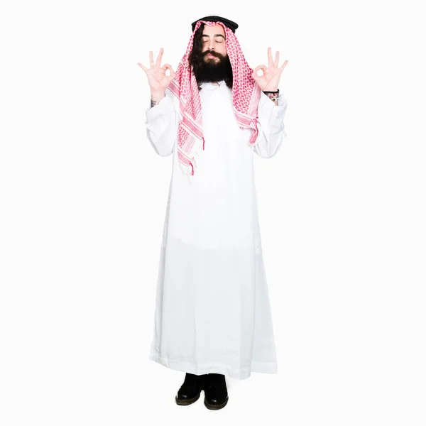 阿拉伯商人长头发 戴着传统的 Keffieh 围巾放松和微笑 闭着眼睛用手指做冥想手势 瑜伽概念 — 图库照片