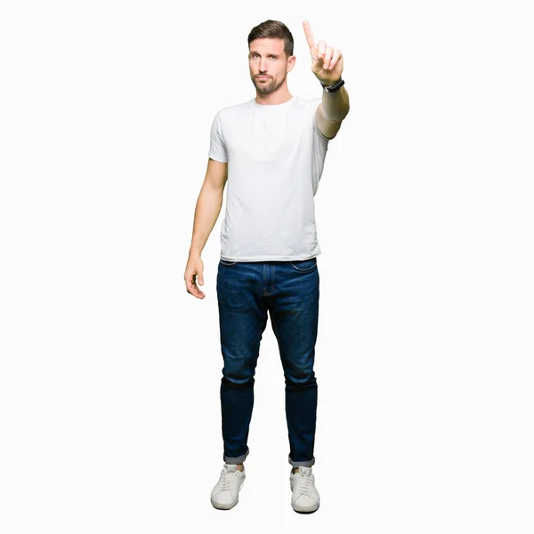 Pohledný Muž Nosí Ležérní Bílé Tričko Ukázání Prstem Nahoru Rozzlobený — Stock fotografie
