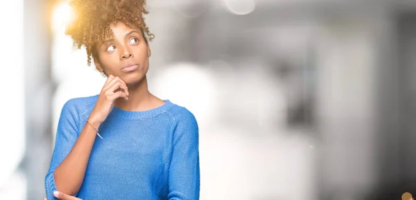 Mooie Jonge Afro Amerikaanse Vrouw Geïsoleerde Achtergrond Met Hand Kin — Stockfoto