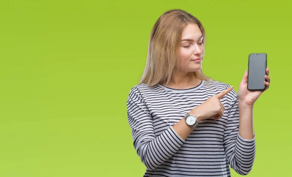 Jonge Kaukasische Vrouw Weergegeven Smartphone Scherm Geïsoleerde Achtergrond Erg Blij — Stockfoto