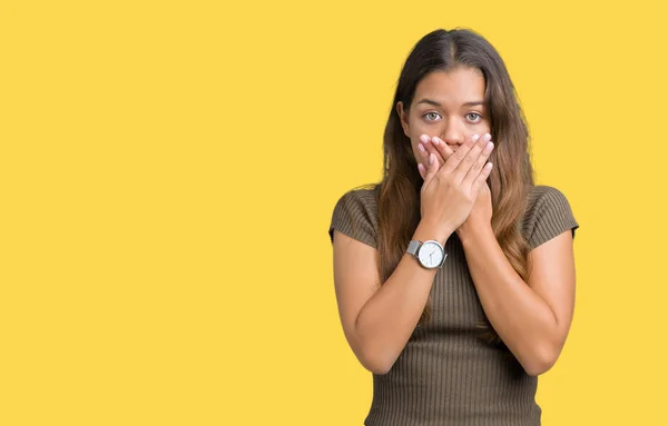 Young Beautiful Brunette Woman Isolated Background Shocked Covering Mouth Hands — Stock Photo, Image