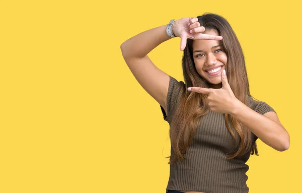 Jovem Bela Mulher Morena Sobre Fundo Isolado Sorrindo Fazendo Moldura — Fotografia de Stock