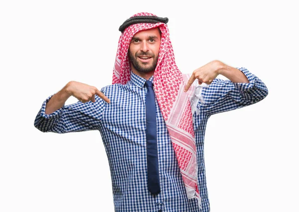 Unga Stiliga Arabian Affärsman Bära Keffiyeh Över Isolerade Bakgrund Ser — Stockfoto