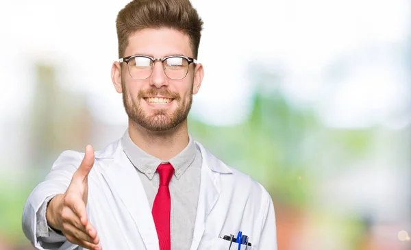 Νέος Επιστήμονας Όμορφος Άνδρας Φορώντας Γυαλιά Χαμογελώντας Προσφέροντας Φιλική Χειραψία — Φωτογραφία Αρχείου