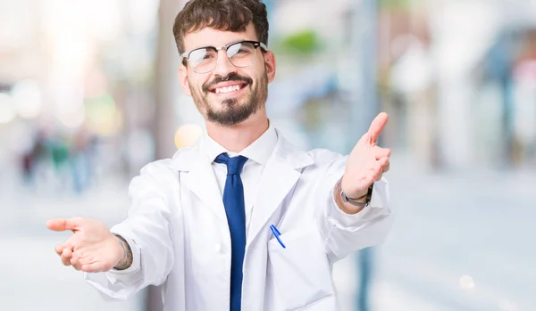 Jovem Cientista Profissional Vestindo Casaco Branco Sobre Fundo Isolado Olhando — Fotografia de Stock