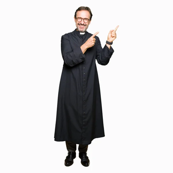 Katolik Giyen Orta Yaş Rahip Adam Robe Gülümseyen Iki Elleri — Stok fotoğraf