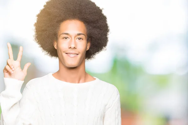 Americký Mladík Afro Vlasy Nosit Zimní Svetr Zobrazení Ukazoval Nahoru — Stock fotografie