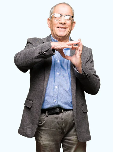 Stilig Senior Businesss Mannen Bär Glasögon Leende Kärlek Visar Hjärtsymbolen — Stockfoto