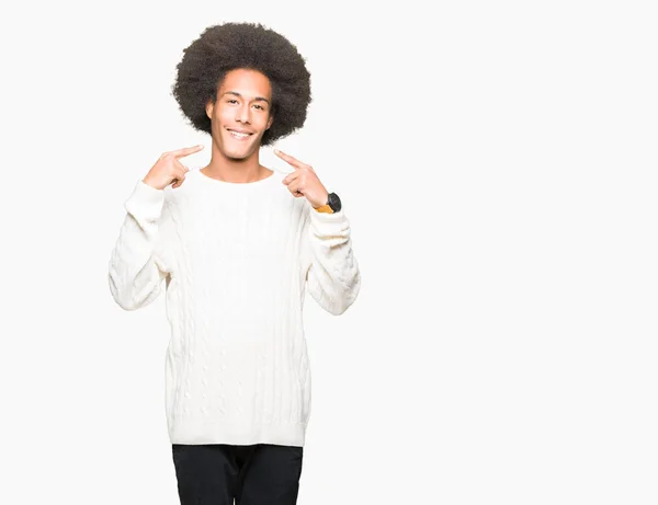 Jonge Afro Amerikaanse Man Met Afro Haar Dragen Van Winter — Stockfoto