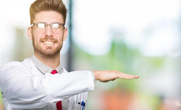 Giovane Uomo Scienziato Bello Indossare Gli Occhiali Gesticolando Con Mani — Foto Stock